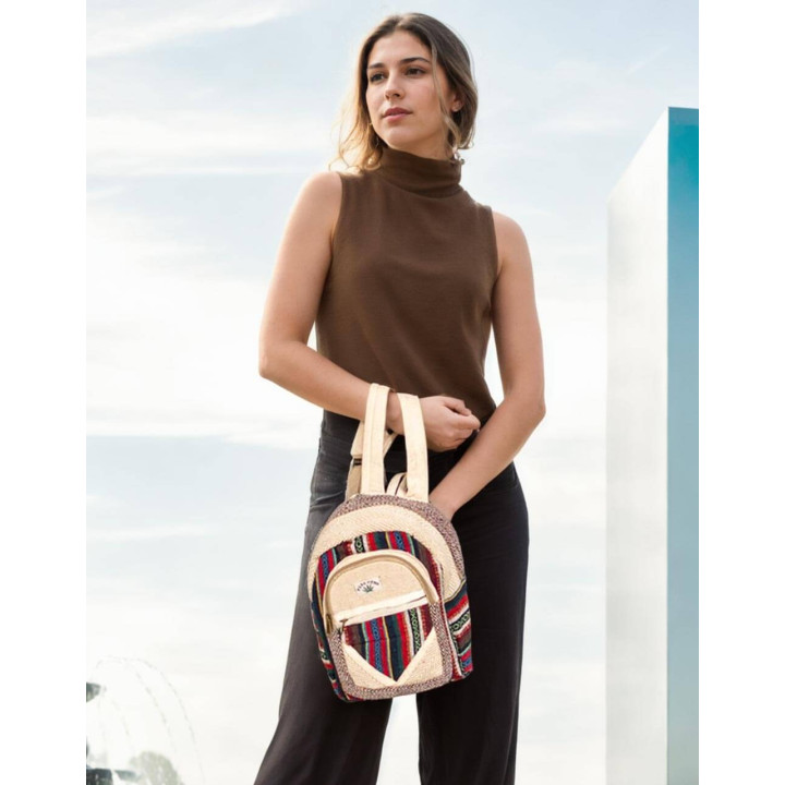 BMH0022 - Mochila Kimago de Cânhamo Étnico: Artesanato Indiano Autêntico com Design Versátil e Exclusivo