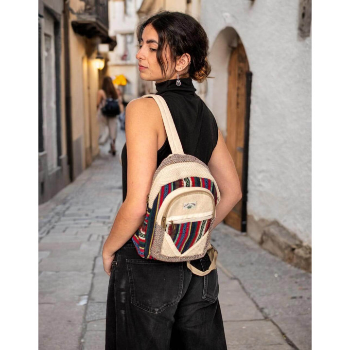 BMH0022 - Mochila Kimago de Cânhamo Étnico: Artesanato Indiano Autêntico com Design Versátil e Exclusivo