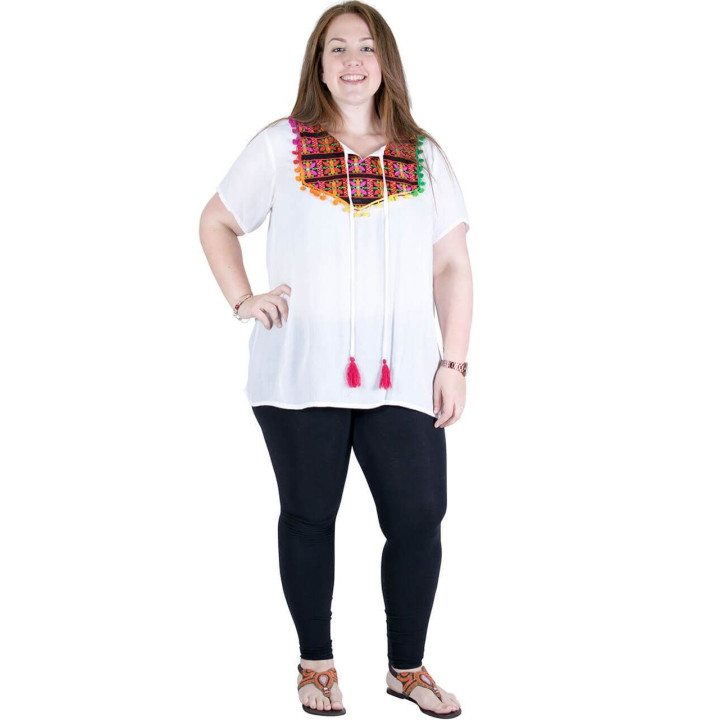 TG0607A - Blusa com Bordado e Pompons