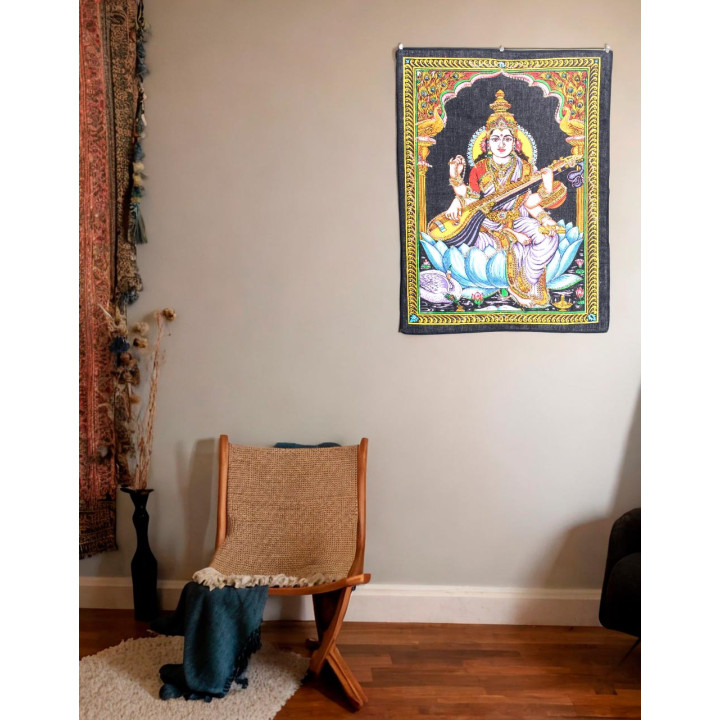 TTD1117L - Tapiz de Saraswati Pequeño: Textil Etnico y Auténtico 100% Algodón para Ventas Al Mayor